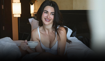 Nesrin Cavadzade'nin iç çamaşırlı yatak odası pozu olay oldu