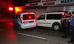 Alkollü sürücü polis otosuna çarptı