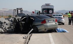 Burdur’da otomobil, refüj yapımı için bırakılan bordür taşı yığınına çarptı: 2 ölü, 1 yaralı