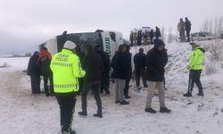 Kars'ta yolcu otobüsü devrildi! Çok sayıda yaralı var