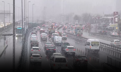 İstanbul’da kar yağışı trafiği felç etti