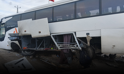 Yolcu otobüsü beton bariyere çarptı! Çok sayıda yaralı var