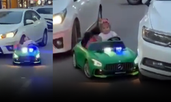 Duyarsız aile, küçük çocuğa işlek yolda akülü araç kullandırdı! Sorumsuzluk kazayla bitti
