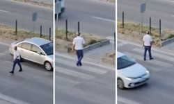 Yaya geçidinde şaşkına çeviren anlar: Defalarca karşıya geçip geri döndü!