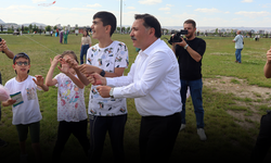 Vali Çiçek, uçurtma şenliğinde bağımlılıkla mücadele mesajı verdi