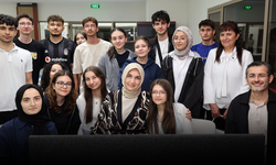 Vali Yiğitbaşı gençlerle gece mesaisinde