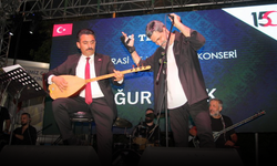 Kaymakam Atak, Uğur Işıldak konserinde saz çaldı