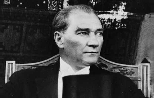 İlk defa göreceksiniz! Atatürk'ün stüdyo çekiminden yeni fotoğrafları ortaya çıktı