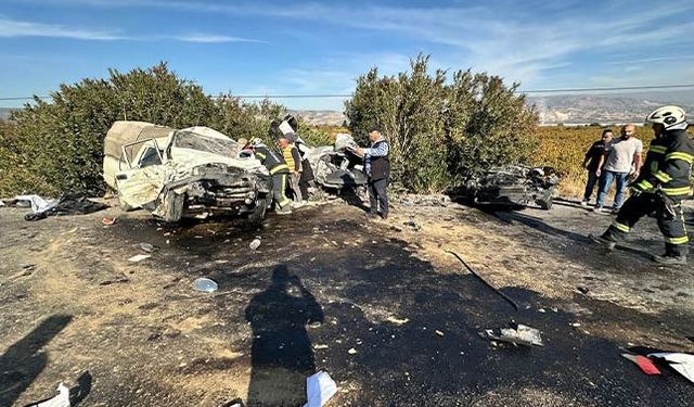 Karşı şeride geçen kamyonet otomobille kafa kafaya çarpıştı: 1 ölü 1 yaralı