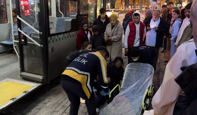 Halk otobüsünde dehşet! Tartıştığı kadını bacağından bıçaklayıp kaçtı