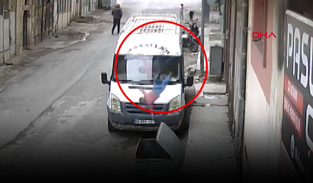 2 yaşındaki çocuk, 2'nci kattan çöp konteynerine düştü! O anlar kamerada