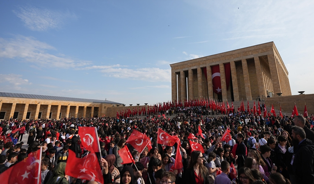 23 Nisan tüm yurtta coşkuyla kutlanıyor: Bakan Tekin ve çocuklardan Anıtkabir’e ziyaret