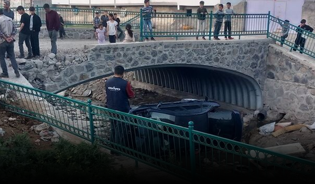 Feci biçimde darp ettiler! Kavgadan kaçarken köprüden uçtu