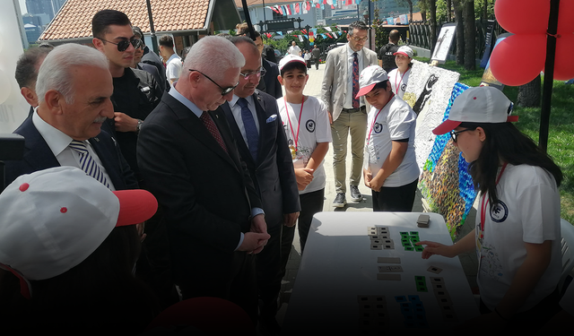 Vali Gül, TÜBİTAK 4006-C Bilim Fuarı Festivali'nde öğrencilerin projelerini inceledi