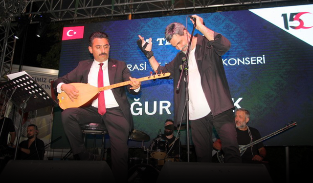 Kaymakam Atak, Uğur Işıldak konserinde saz çaldı