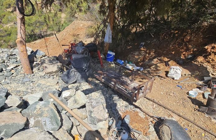 Jandarmadan kaçak kazıya suçüstü! Devlet arazisinden krom madeni çıkartmışlar