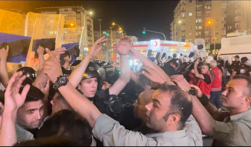 Diyarbakır'da İsrail protestosu: Kahve zinciri şubesine taşlı saldırı