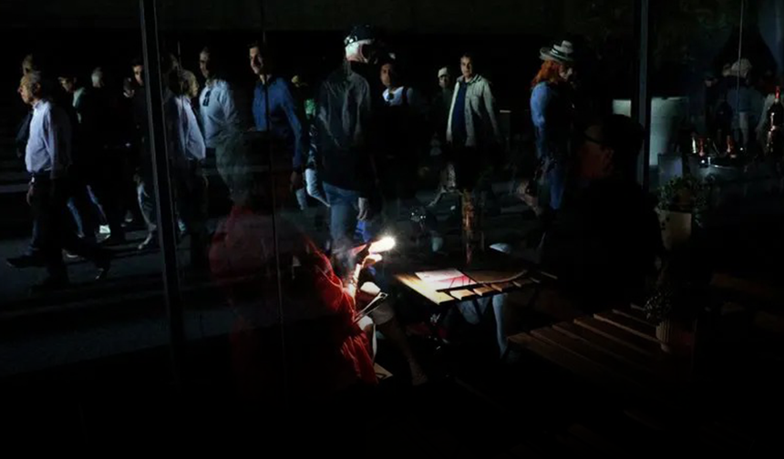 Avrupa'da elektrik kesintisi krizi: Acil servisler doldu taştı İspanya'da 7 ölü! İngiltere'den 'Gariplikler tespit ettik
