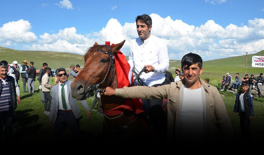 Kaymakam Aslantatar festivalde halay çekti, at bindi
