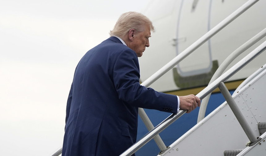 Trump merdiven çıkarken neredeyse düşüyordu: O anlar kamerada