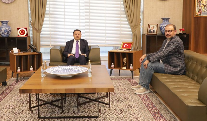 Vali Işın, yazar Kurnaz'ı makamında ağırladı