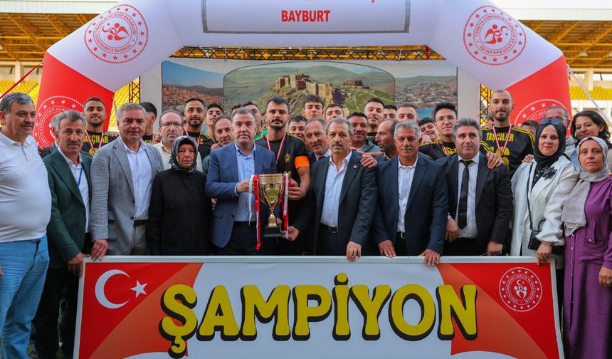 Vali Eldivan, final mücadelesini stattan izledi! Köyler arası turnuvada birlik vurgusu