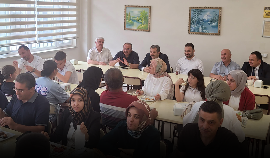 LGS'de ilk 75'e giren öğrencilere kahvaltı ve okul tanıtımı