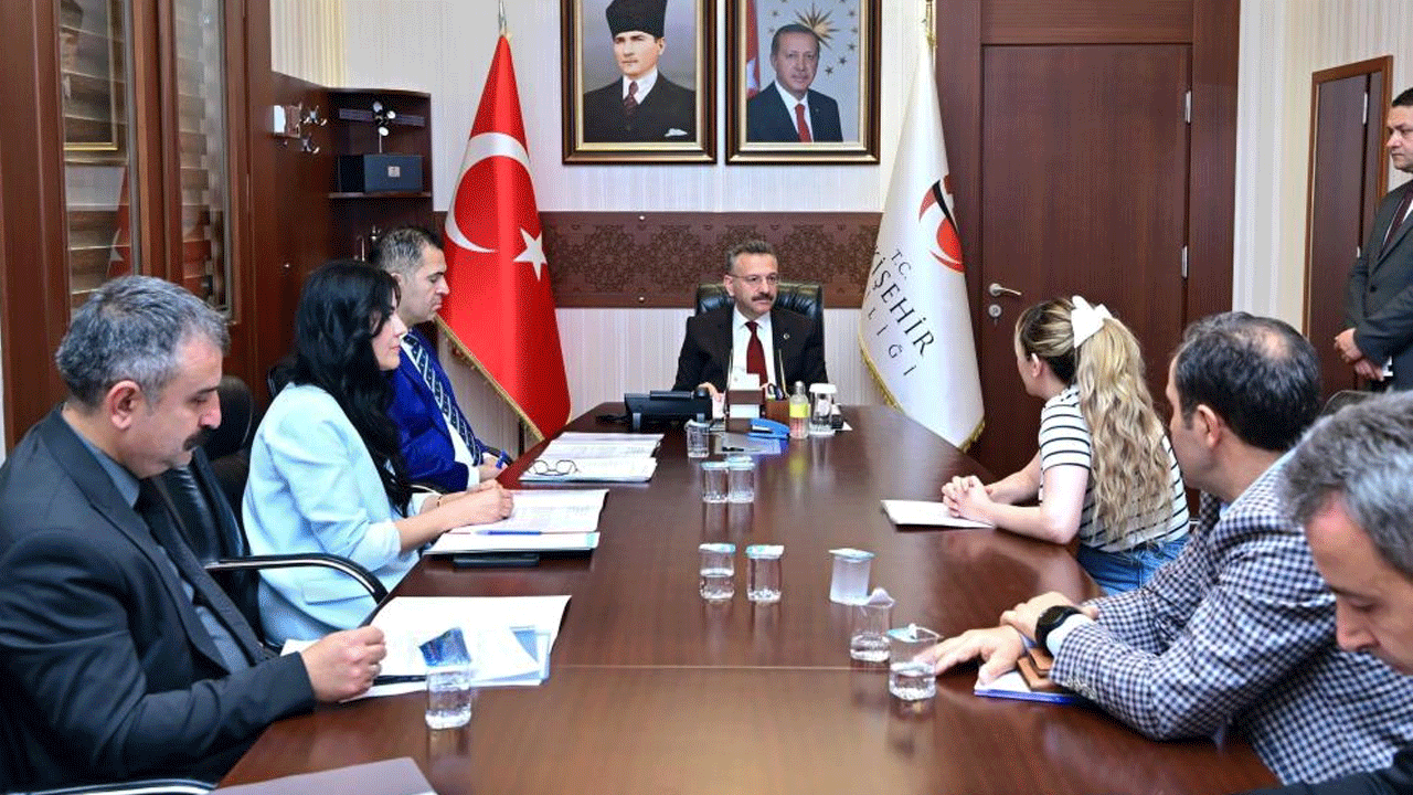 Vali Aksoy vatandaşla bir arada! Talepleri dinledi