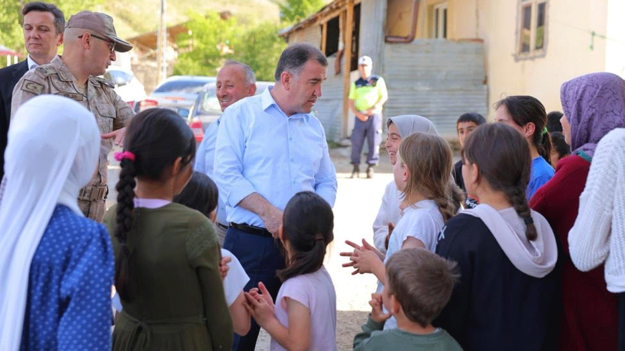 Vali Eldivan'dan köylere ziyaret! Tek tek not aldı